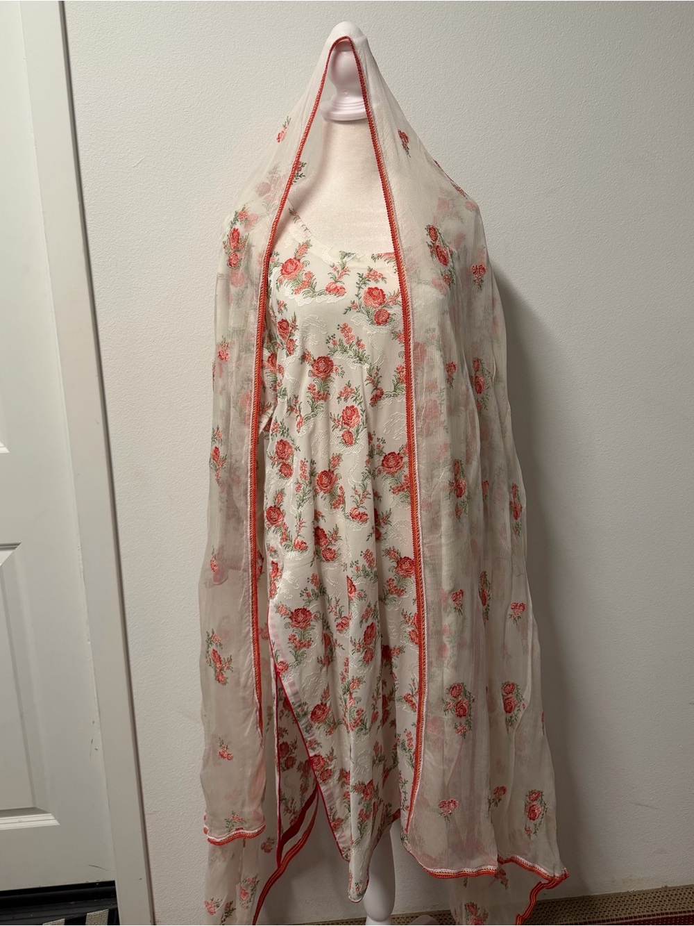 Vintage Rose Floral Pakistani 2 Piece Suit – Ivory & Coral